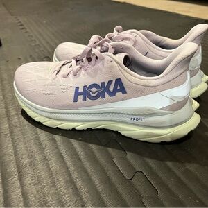 Hoka Womens Mach 4 Running Shoe Womens 8.5M in pale lavender/pink color OHIB EUC